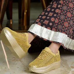 HVNLY BY SHOETOPIA Women Textured Sneakers image 4