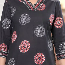 HERE&NOW Women Ethnic Motifs Printed Regular Aari Work Kurta with Trousers & With Dupatta image 3