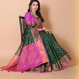 AKSH FASHION Green Silk Blend Sarees-picture-48