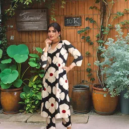 Aaghnya Floral Printed V-Neck Straight Kurta With Trousers-image-53