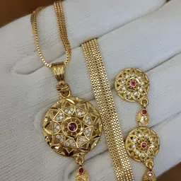 V.K.PAYAL.JEWELLERY Gold-Plated Artificial Stones Studded Necklace & Earrings image 2