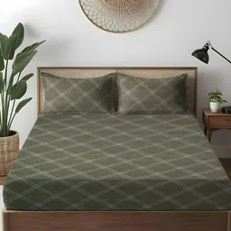 WEAVE AND DECOR Green & White 300 TC Bedsheet with 2 Pillow Covers-picture-37