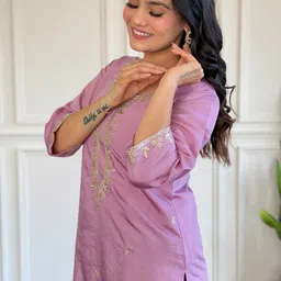 CaniBani Women Floral Embroidered Regular Thread Work Chanderi Silk Kurta with Trousers & With Dupatta image 3