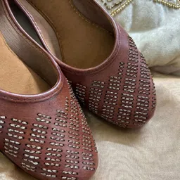 DESI COLOUR Women Embroidered Ethnic Mojaris Flats-image-2