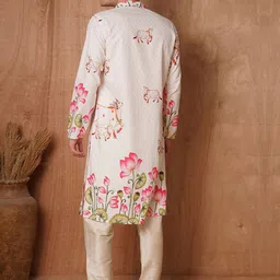 TRYBUY.IN Men Floral Embroidered Thread Work Pure Cotton Kurta with Pyjamas Kurta Sets image 3