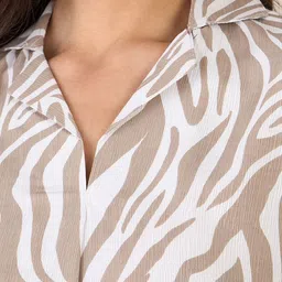 The Roadster Lifestyle Co Floral Printed Lapel Collar Shirt Style Top image 2