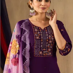 CREEPER Women Floral Embroidered Regular Thread Work Kurta with Trousers & With Dupatta image 2