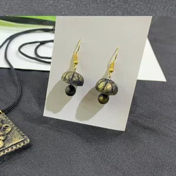 KALAVAATHI Intricate Lord Ganesha Textured Detail & Beaded Jewellery Set image 4