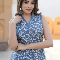 LE Women Printed Pure Cotton Kurta with Harem Pants image 3