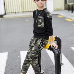 Sagar Impex Boys Black Printed T-shirt with Trousers image 2