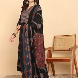 GULMEHAK Floral Printed V-Nek Angrakha Pure Cotton A-Line Kurta With Trousers & Dupatta image 2