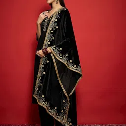 Shae by SASSAFRAS Embroidered Velvet Dupatta with Zari image 3