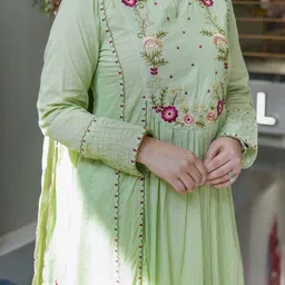 Pantos Embroidered Panelled Thread Work Chanderi Silk Kurta Set image 2