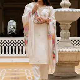 little heaven Women Floral Embroidered Regular Thread Work Chanderi Silk Kurta with Trousers & With Dupatta image 3