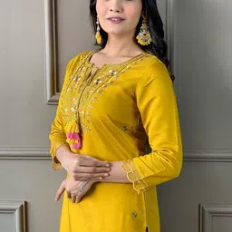 Lookmark Floral Embroidered Thread Work Chanderi Silk Kurta With Trousers & Dupatta image 5