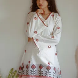 Darakht Printed Cotton V Neck Top With Trousers Co-Ords Set-picture-17