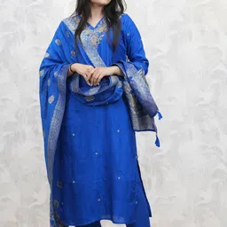 DIVASTRI Floral Embroidered V-Neck Pure Cotton Straight Kurta & Trousers With Dupatta image 3