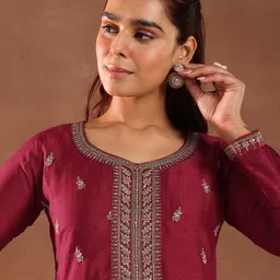 libas Women Silk Blend Kurta Pant Dupatta Set image 4