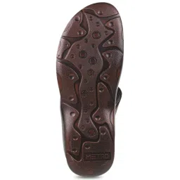 Metro Men's Brown Cross Strap Sandals image 3