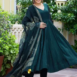 GoSriKi Women Regular Kurta with Trousers & With Dupatta image 5