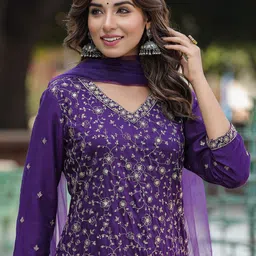 House of Pataudi Floral Embroidered Sequinned V Neck Kurta With Trouser & Dupatta image 4