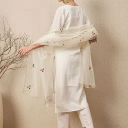 VredeVogel Women Floral Embroidered Kurta with Trouser & Dupatta image 4