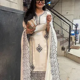 DIVASTRI Floral Embroidered Notch Neck Straight Kurta With Trousers And Dupatta-image-79