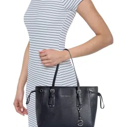 Lino Perros Black Textured Medium Shoulder Handbag image 2