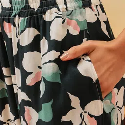 Clovia Floral Printed Lounge Pants With Side Pockets image 2