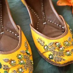 Scentra Women's Yellow Ethnic Juttis-picture-26