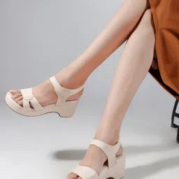 VENDOZ Textured Platform Sandals with Buckles image 5