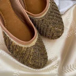 DESI COLOUR Women Embellished Ethnic Mojaris with Embroidered Flats-picture-41