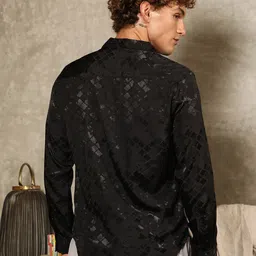 Campus Sutra Comfort Noir-Cubic Textured Self Design Regular Fit Casual Shirt image 4