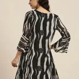 Qurvii Black & White Printed Shift Dress image 2