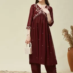 CurlyTales Girls Floral Embroidered Empire Beads and Stones Kurta with Trousers-picture-30