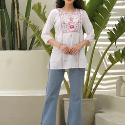 Uparna Embellished Embroidered Sequinned Kurta image 4
