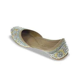 Fulkari Women Ethnic Mojaris Flats image 3