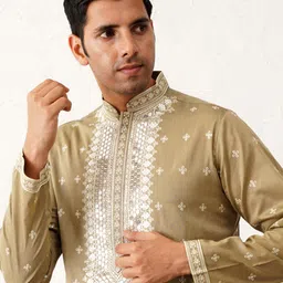 Jompers Men Floral Embroidered Sequinned Floral Kurta image 5