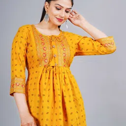 L.H HANDICRAFTS Floral Print Keyhole Neck Crop Top image 5