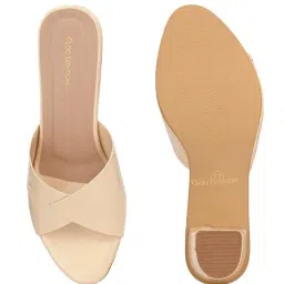 Clog London Women's Beige Casual Sandals image 4