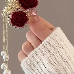 Shivarth Women Red & Gold-Toned Embellished Hair Claw Clip image 3