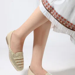 SIRDENILL Women Embellished Slip-On Mojaris With Pearl & Bead Detailing image 4
