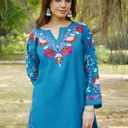 House of Kari Woolen Cashmilon Short Kurta in Green Fuchsia image 5