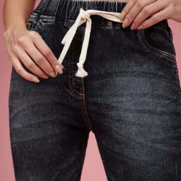 Miss Chase Black Relaxed Fit Mid Rise Regular Length Stretchable Denim Joggers image 5