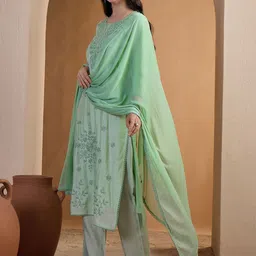 MASSTANI BY INDDUS Women Floral Thread Embroidered Kurta Set With Dupatta image 3