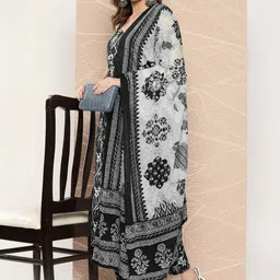 LE Women Printed Pure Cotton Kurta with Harem Pants image 3