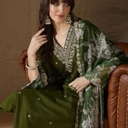 VredeVogel Women Floral Embroidered Kurta with Trousers & Dupatta-image-98