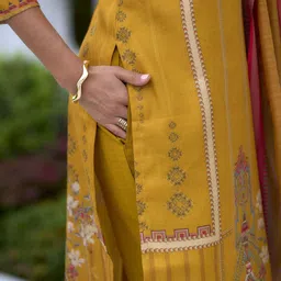 SHREE LAXMINARAYAN EXPORT Women Printed Kurti with Trousers & With Dupatta image 2