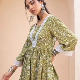 Shae by SASSAFRAS Floral Printed V-Neck Gotta Patti Gotta Patti Pleated Kurti image 3