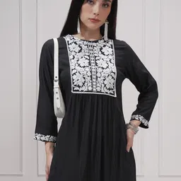 Vishudh Floral Embroidered Round Neck Thread Work Pleated Straight Kurta image 2